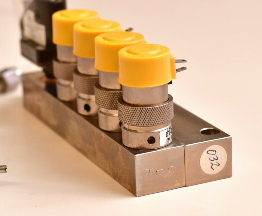 Clippard 4 x E2-M-24VDC Valve Block Assembly with MPL Vacuum Switch Sciex API