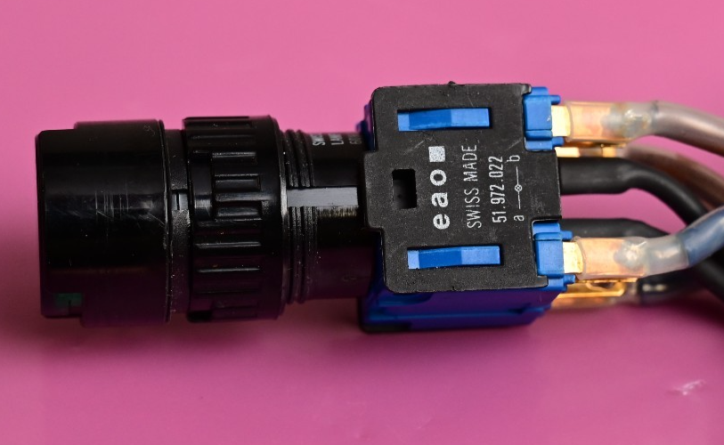 EAO Panel Switch Round Green Button Gold Contacts w/ Lamp 51.972.022 250VAC 6A