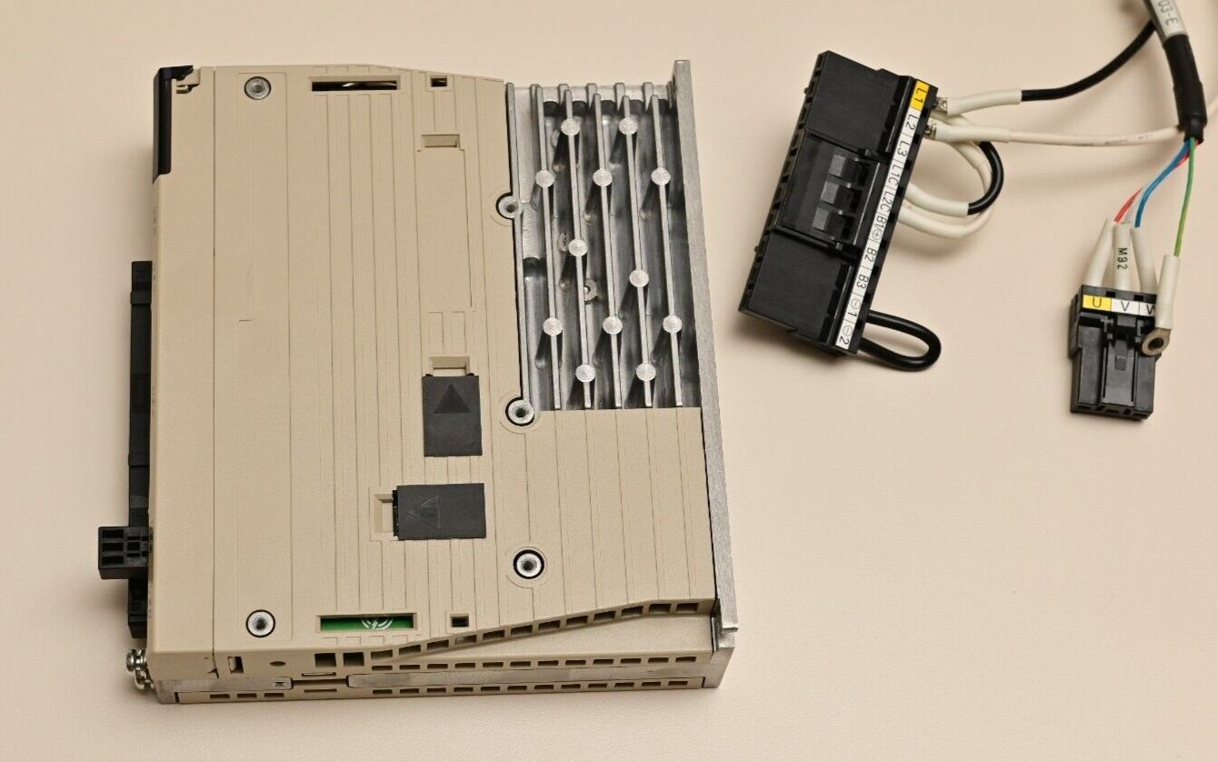 Yaskawa Servopack 200W AC Servo Drive SGDV-1R6A01A 3-Phase Servo Pack Japan