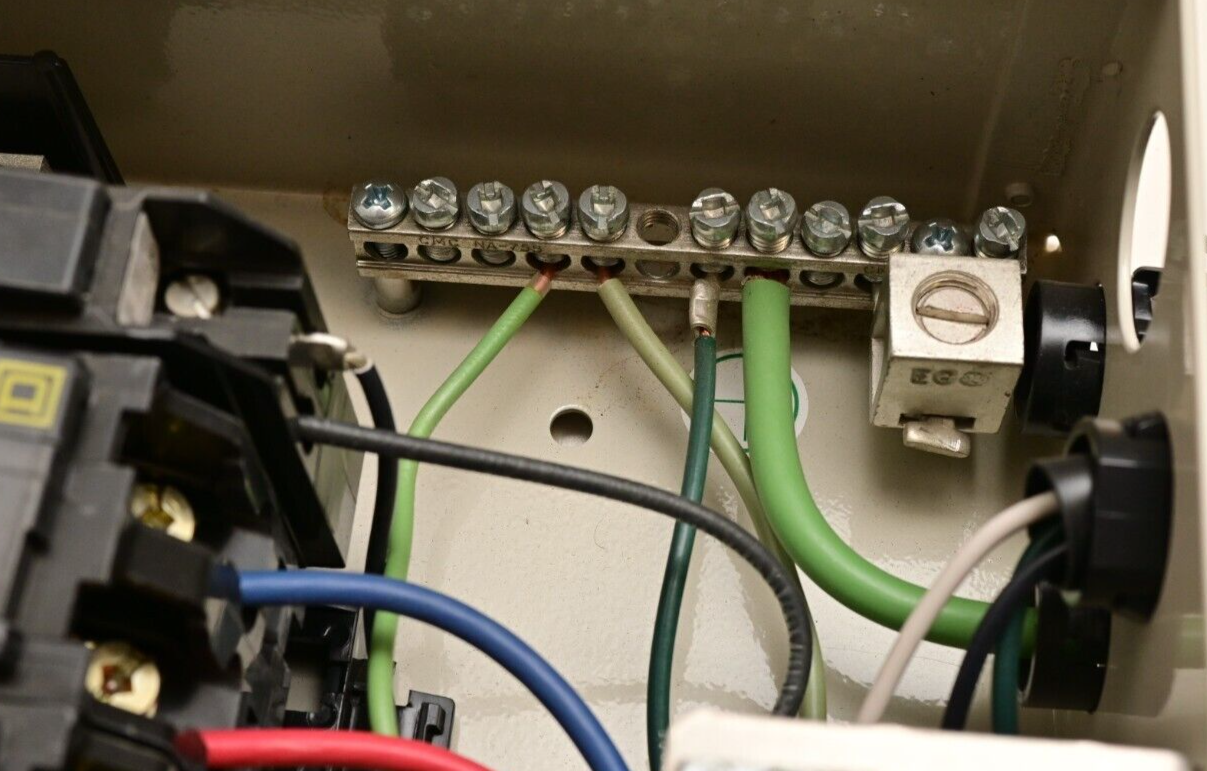 Commscope Telecom AC Power Panel ACPP-120/240-60-WM-06-N-S-GF Square-D Breakers