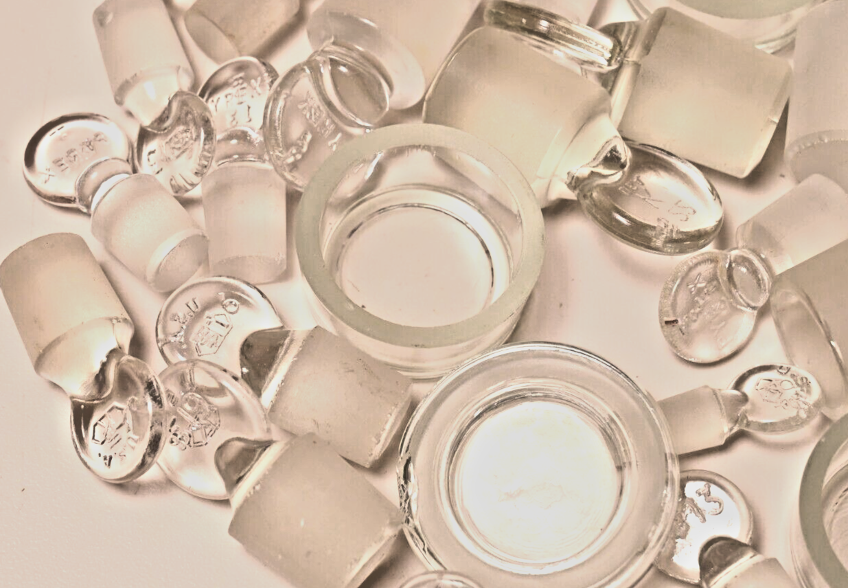Lot of 138 Lab Glass Stoppers Small Cups Caps Pyrex Penny Head & Misc. ~5.5 lbs