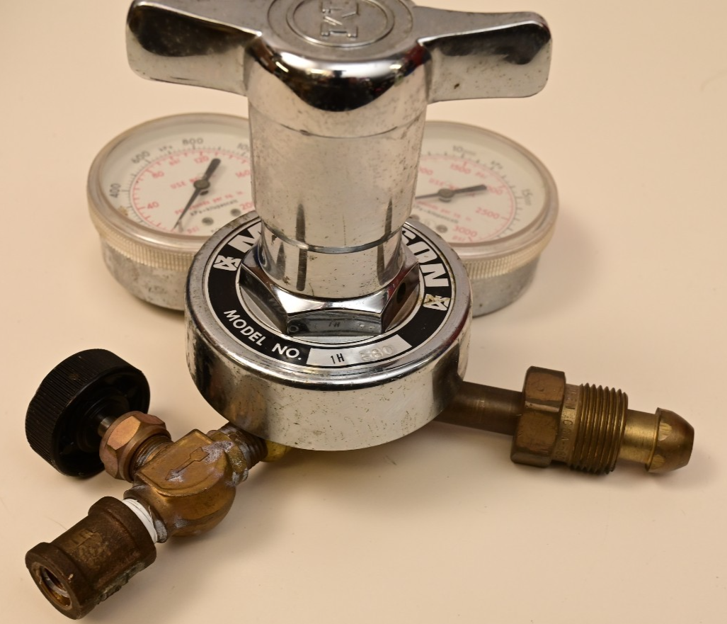 Matheson 1H 580 Gas Regulator 3000/200 PSI