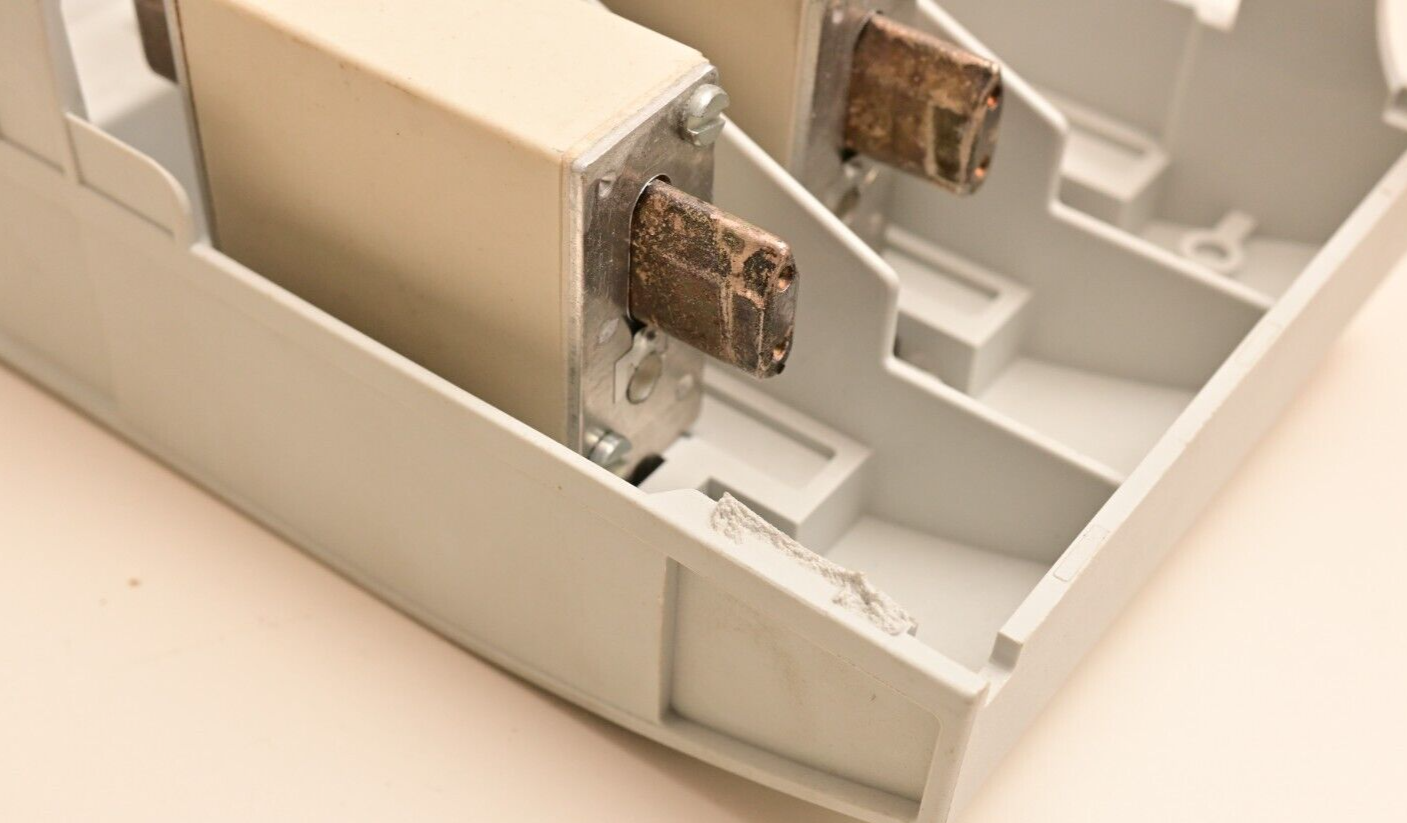 Siemens 3NP407 Fuse Carrier w/ 2x 3NA3 820 50A Fuses