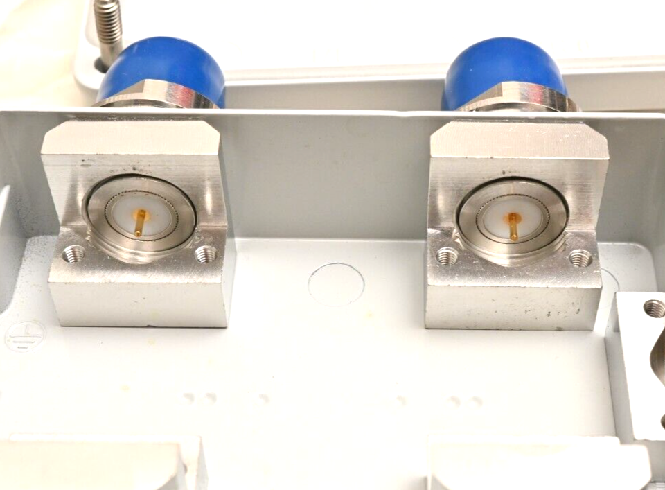 HUBER+SUHNER 9070.17.0008 5x N-Female Metal RF Enclosure 115mmx64mm Weatherproof