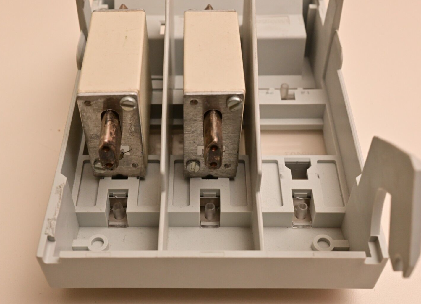 Siemens 3NP407 Fuse Carrier w/ 2x 3NA3 820 50A Fuses