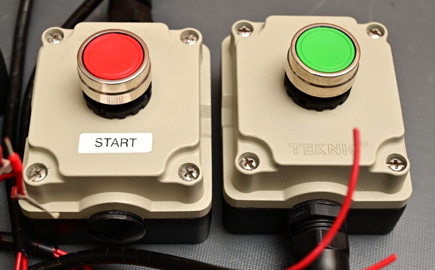 QTY 4 TEKNIC Industrial Red/Green Pushbuttons Button Cast Aluminum Surface Box