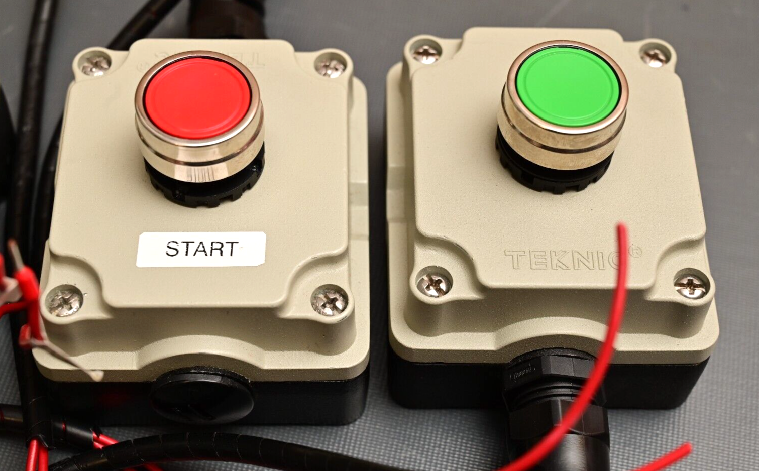 QTY 4 TEKNIC Industrial Red/Green Pushbuttons Button Cast Aluminum Surface Box