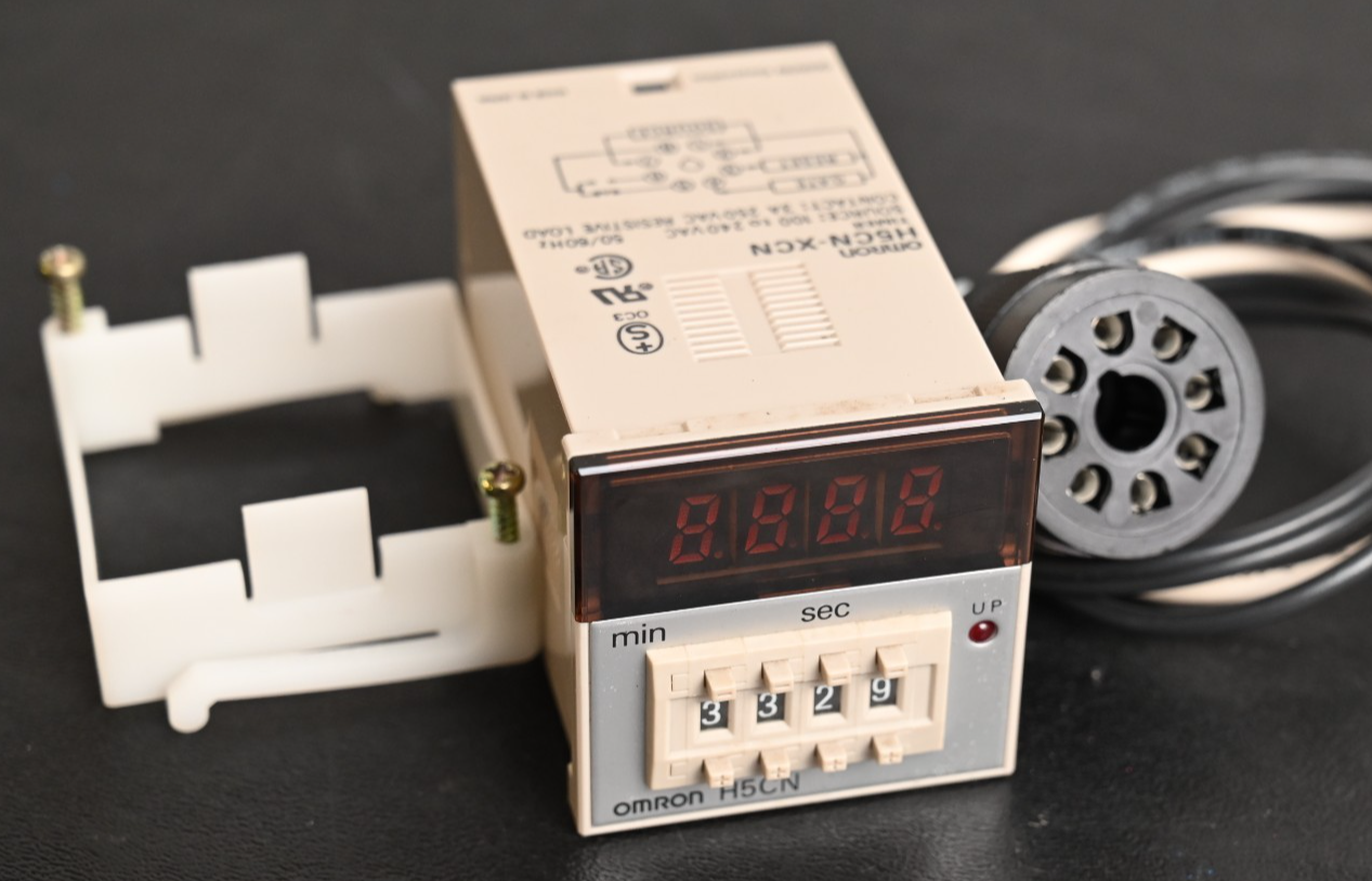 OMRON H5CN-XCN Timer w/ Wired Relay Base & Retainer Clip 100-240VAC