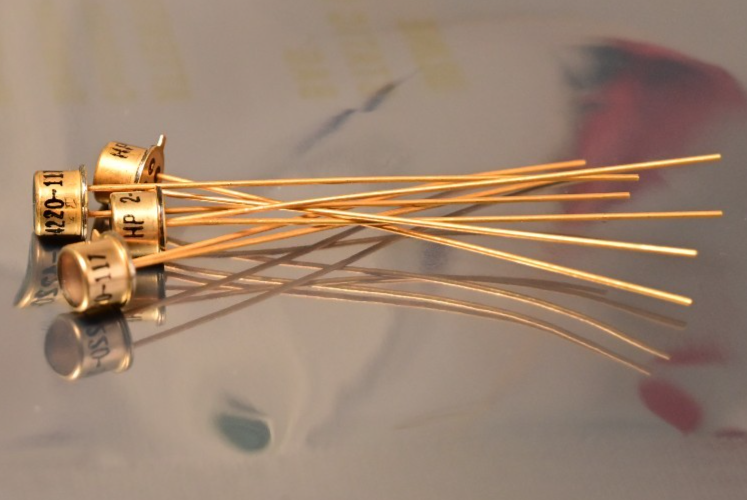 QTY 4 Vintage HP Photo Diodes NOS HP-2-4220 Gold Plated 2-Lead Silicon Detector