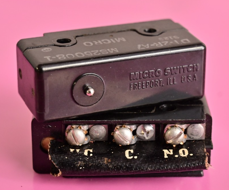 QTY 2 Vintage Micro Switch P/N DT-2R-A7 MS25008-1 w/ NO/NC Freeport ILL