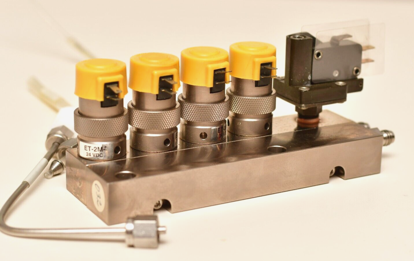 Clippard 4 x E2-M-24VDC Valve Block Assembly with MPL Vacuum Switch Sciex API