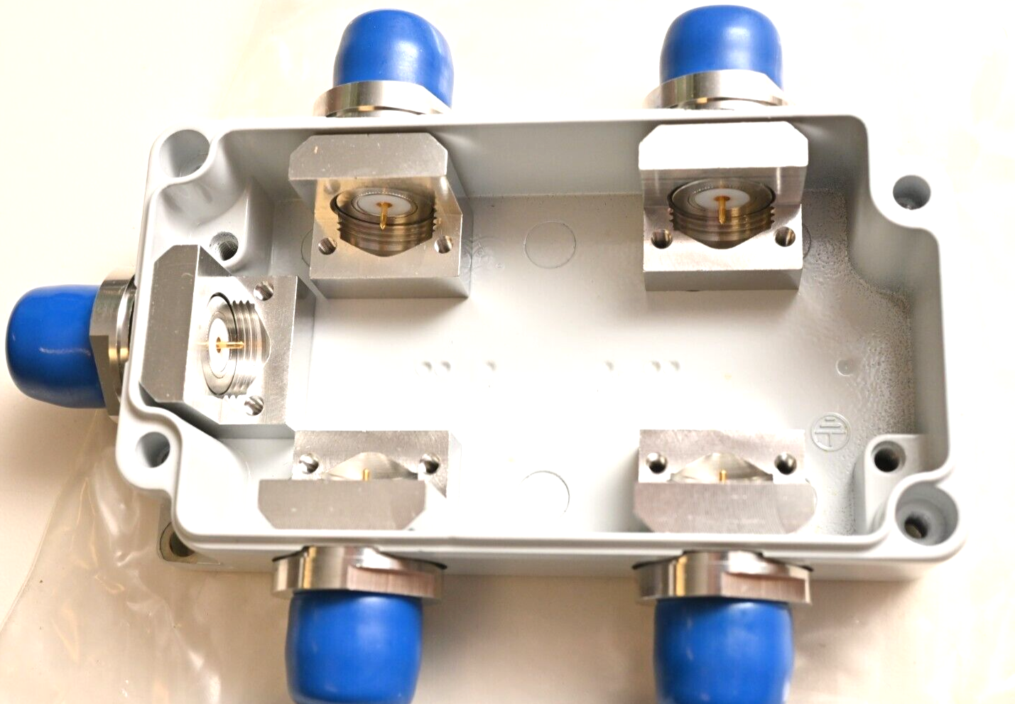 HUBER+SUHNER 9070.17.0008 5x N-Female Metal RF Enclosure 115mmx64mm Weatherproof