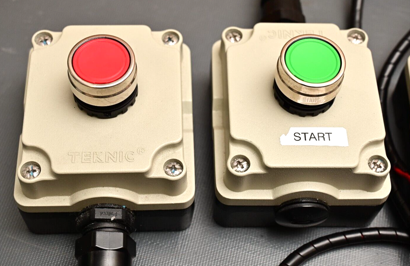 QTY 4 TEKNIC Industrial Red/Green Pushbuttons Button Cast Aluminum Surface Box
