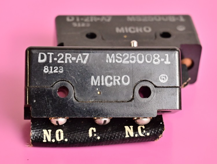 QTY 2 Vintage Micro Switch P/N DT-2R-A7 MS25008-1 w/ NO/NC Freeport ILL