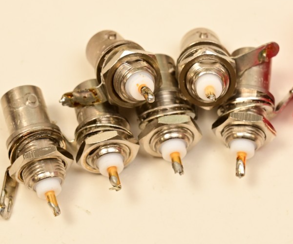 QTY 6 Vintage HP BNC Bulkhead Connectors Female w/ Hardware & Caplugs Gold Pin