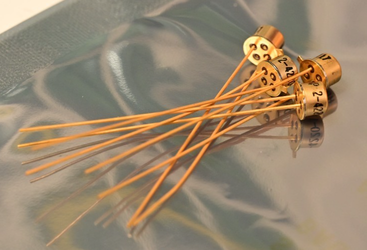 QTY 4 Vintage HP Photo Diodes NOS HP-2-4220 Gold Plated 2-Lead Silicon Detector