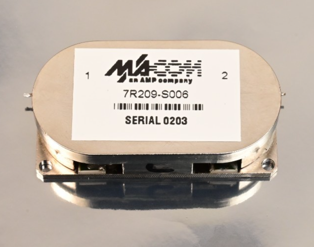 MACOM 7R209-S006 RF Isolator/Circulator 2-Port Surface Mount Used