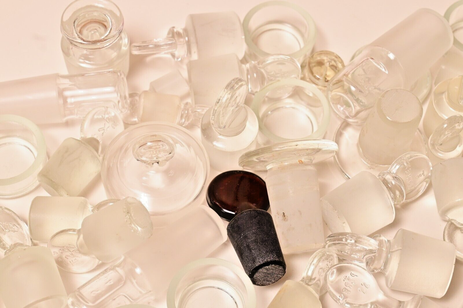 Lot of 138 Lab Glass Stoppers Small Cups Caps Pyrex Penny Head & Misc. ~5.5 lbs