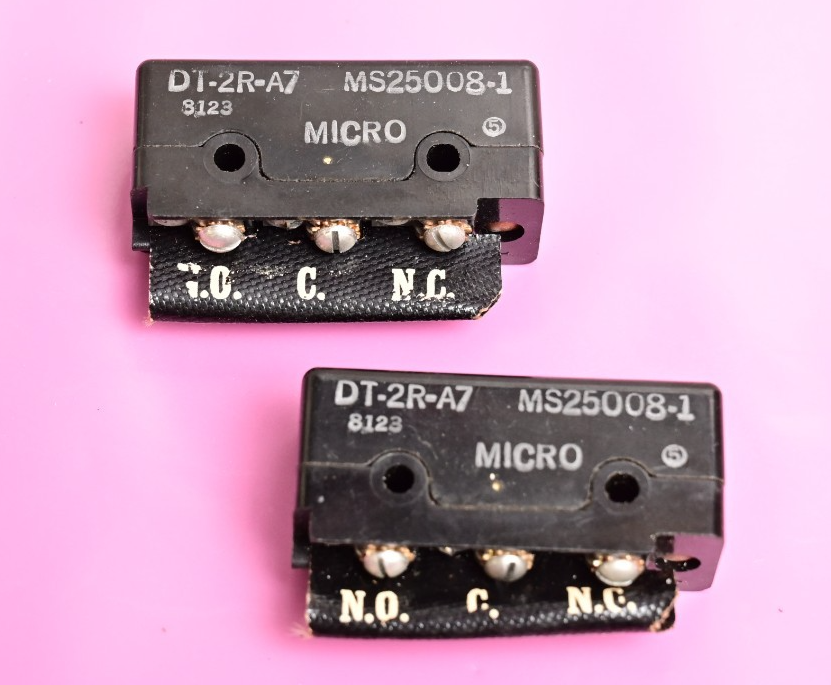 QTY 2 Vintage Micro Switch P/N DT-2R-A7 MS25008-1 w/ NO/NC Freeport ILL