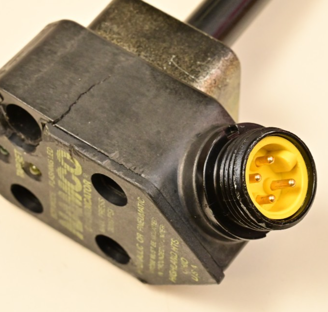 NAMCO Inductive Sensor EE210-38740 3000 PSI Hydraulic/Pneum Cylinder Probe 2.062