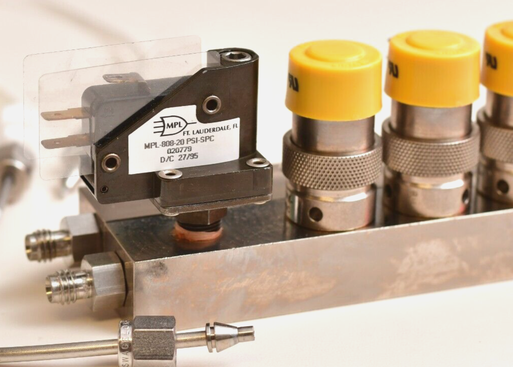 Clippard 4 x E2-M-24VDC Valve Block Assembly with MPL Vacuum Switch Sciex API