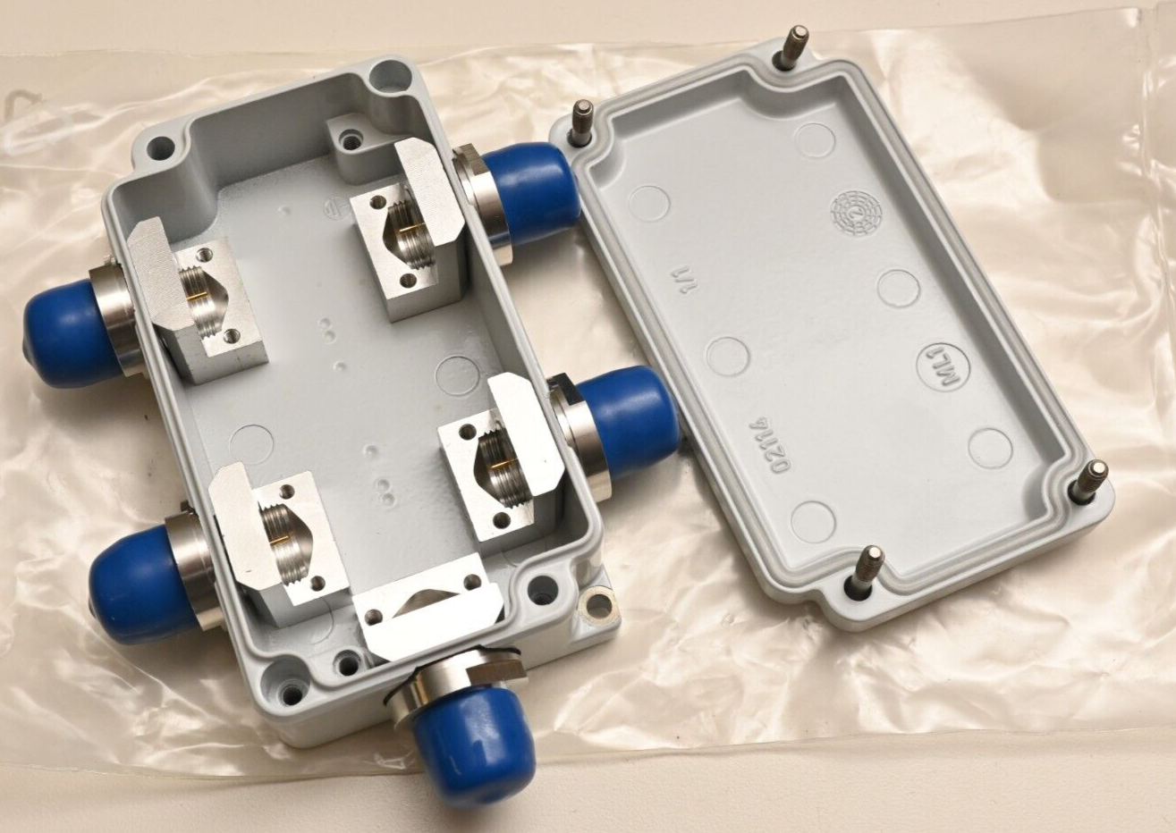 HUBER+SUHNER 9070.17.0008 5x N-Female Metal RF Enclosure 115mmx64mm Weatherproof