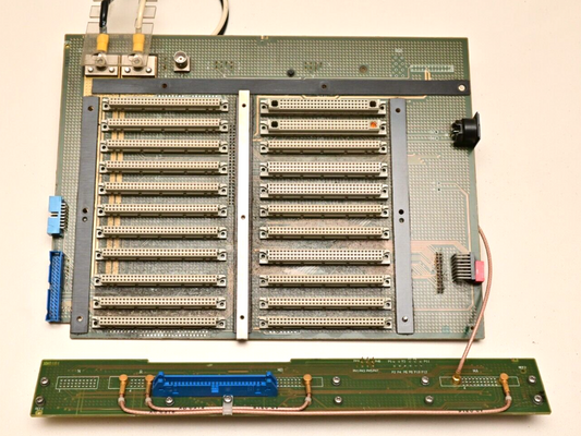 Bruel & Kjaer Model 2123 Backplane Assembly Gold/Parts Reclamation Hybrid Conn