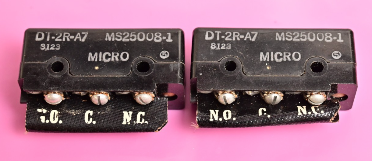 QTY 2 Vintage Micro Switch P/N DT-2R-A7 MS25008-1 w/ NO/NC Freeport ILL