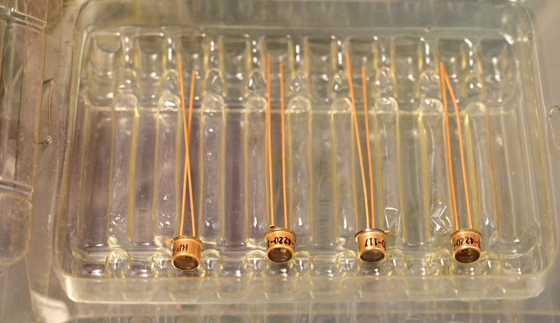QTY 4 Vintage HP Photo Diodes NOS HP-2-4220 Gold Plated 2-Lead Silicon Detector