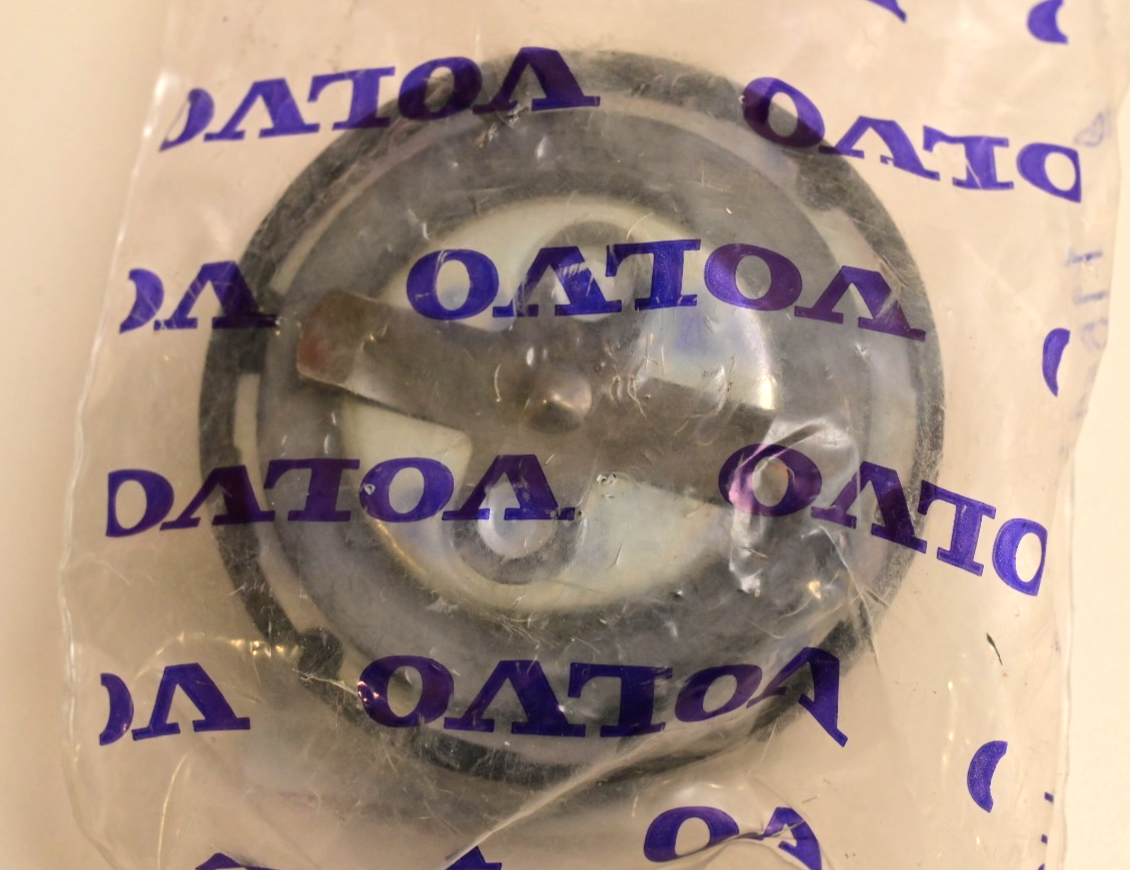 Volvo Oil Filler Cap P/N 8692888 Genuine New Old Stock