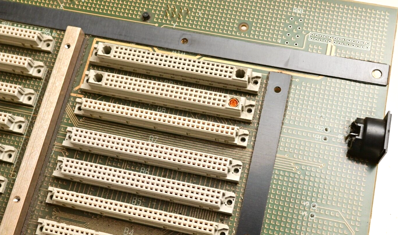 Bruel & Kjaer Model 2123 Backplane Assembly Gold/Parts Reclamation Hybrid Conn