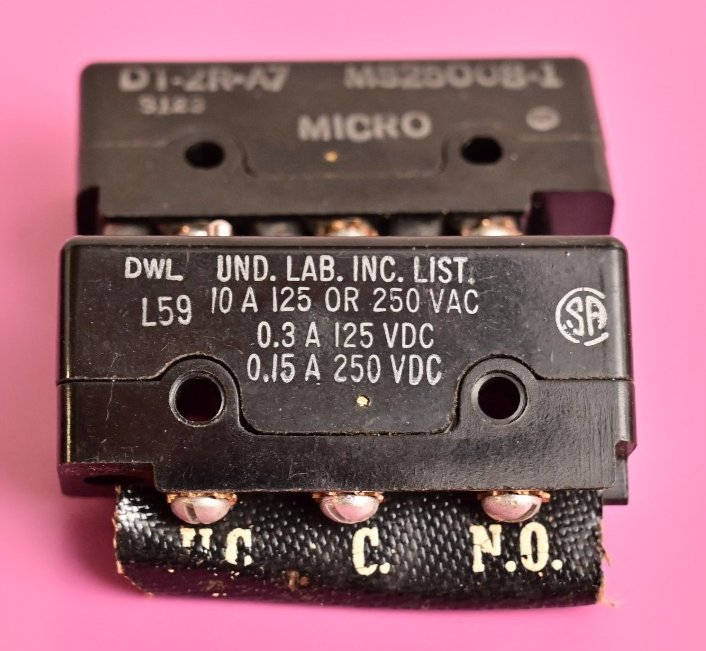 QTY 2 Vintage Micro Switch P/N DT-2R-A7 MS25008-1 w/ NO/NC Freeport ILL