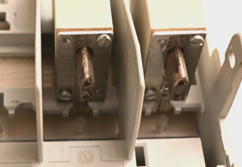 Siemens 3NP407 Fuse Carrier w/ 2x 3NA3 820 50A Fuses